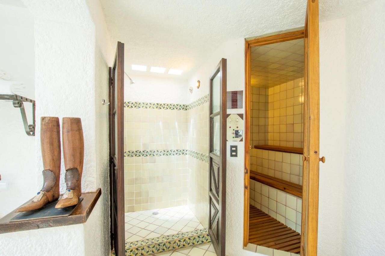 Hotel Museo Spa Casa Santo Domingo Antigua Exterior photo A shower in a private home